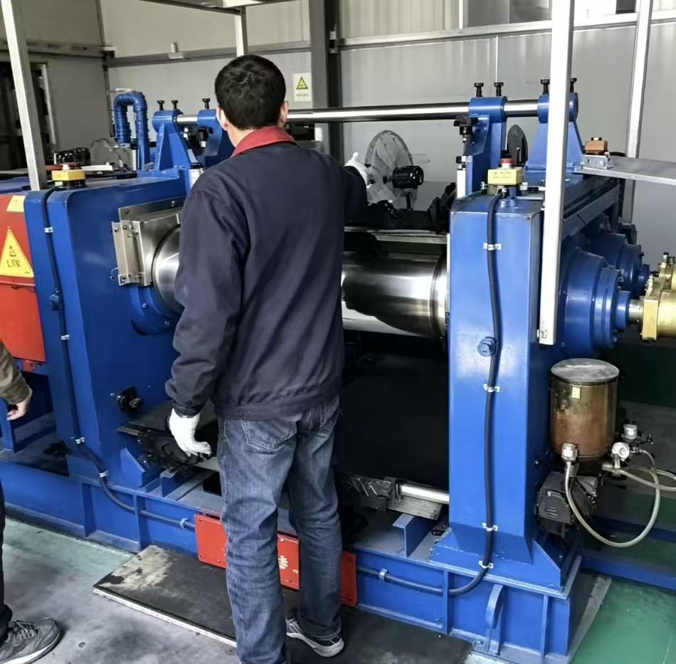 two-roll-mill-machine-rubber-mixing-production-line-with-worker